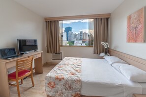 Minibar, una scrivania, tende oscuranti, Wi-Fi gratuito