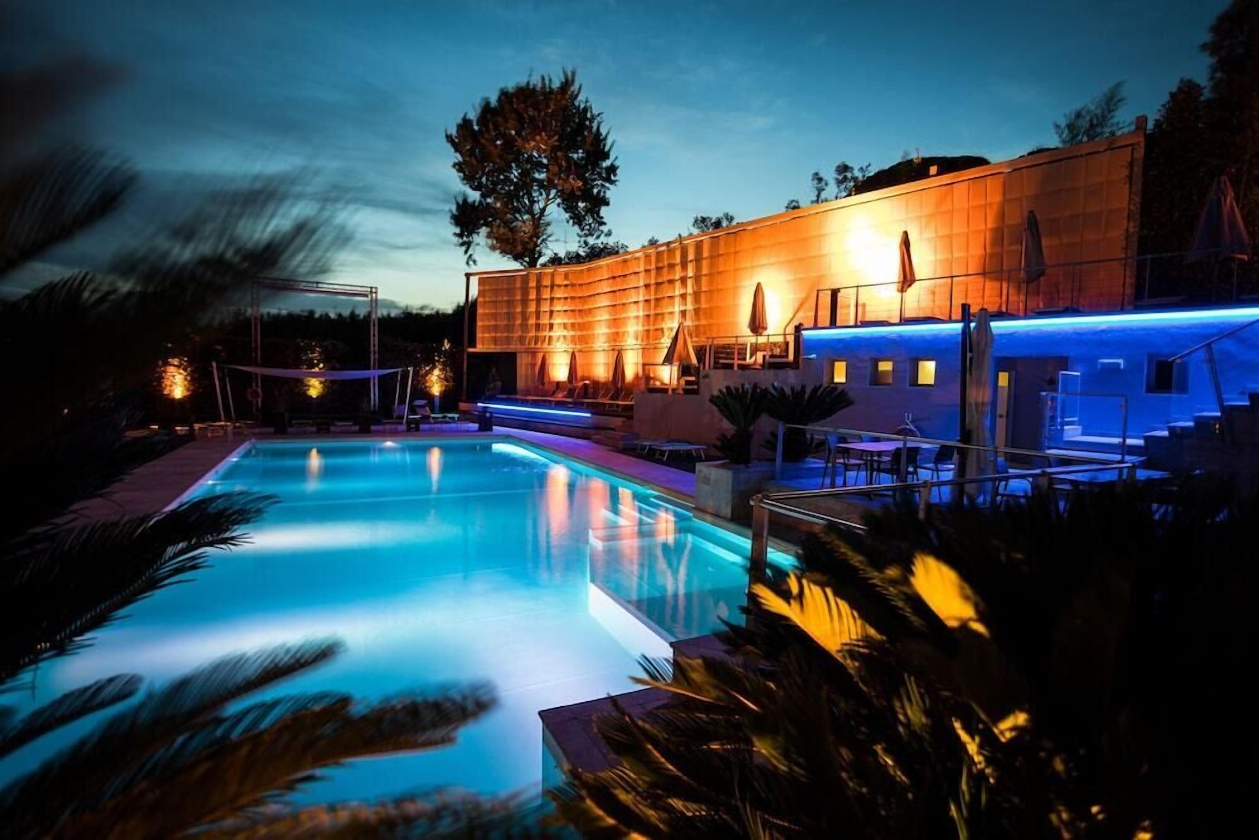 Una piscina al aire libre