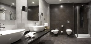 Secador de pelo, bidet, toallas