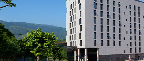 Un bâtiment moderne doté d’un toit plat et d’une grande entrée.