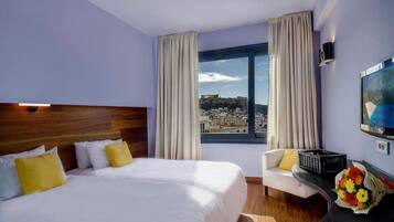Habitación Deluxe (Acropolis View) | Ropa de cama de alta calidad y edredones de plumas