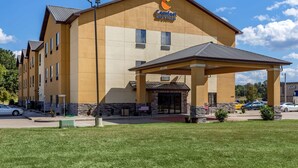 A Comfort Inn with a two-story building, a covered entrance, and a parking lot. - Comfort Inn & Suites Carbondale University Area (Carbondale)