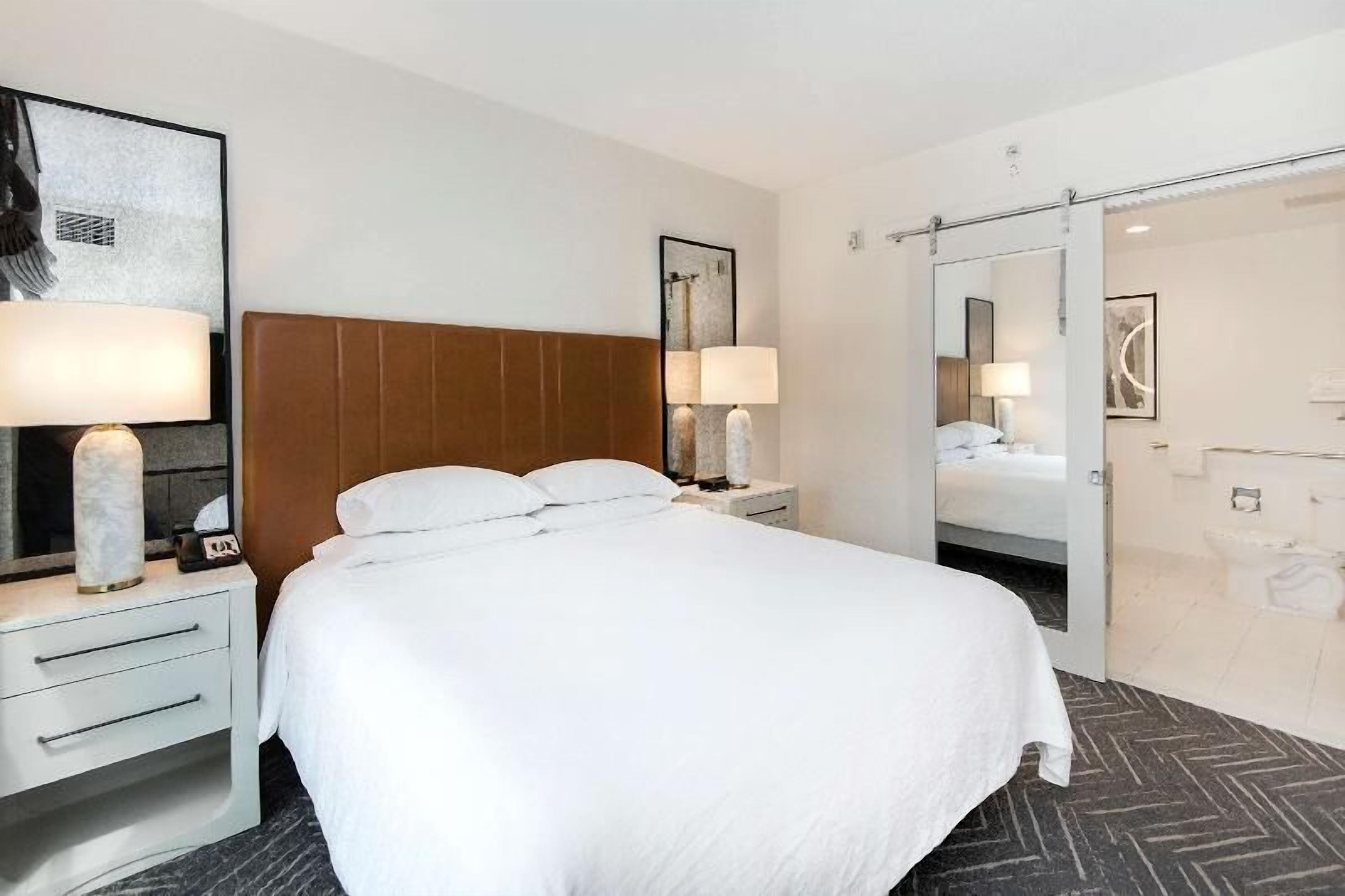 Hypo-allergenic bedding, in-room safe, desk, blackout curtains