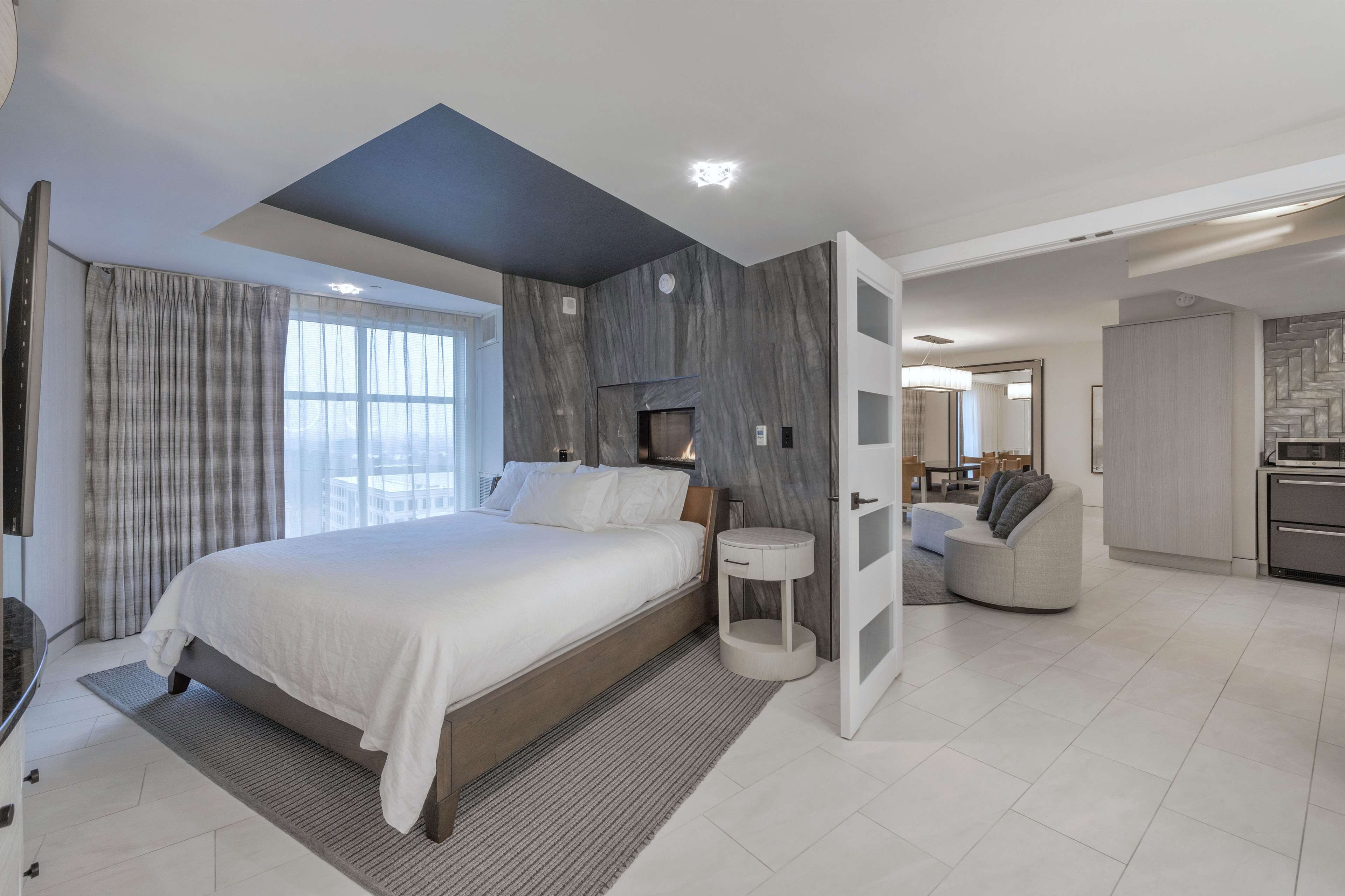executive suite, 1 king bed | hypo-allergenic bedding, in-room safe, desk, blackout curtains