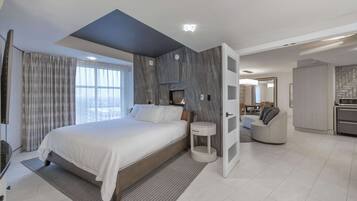 Hypo-allergenic bedding, in-room safe, desk, blackout curtains