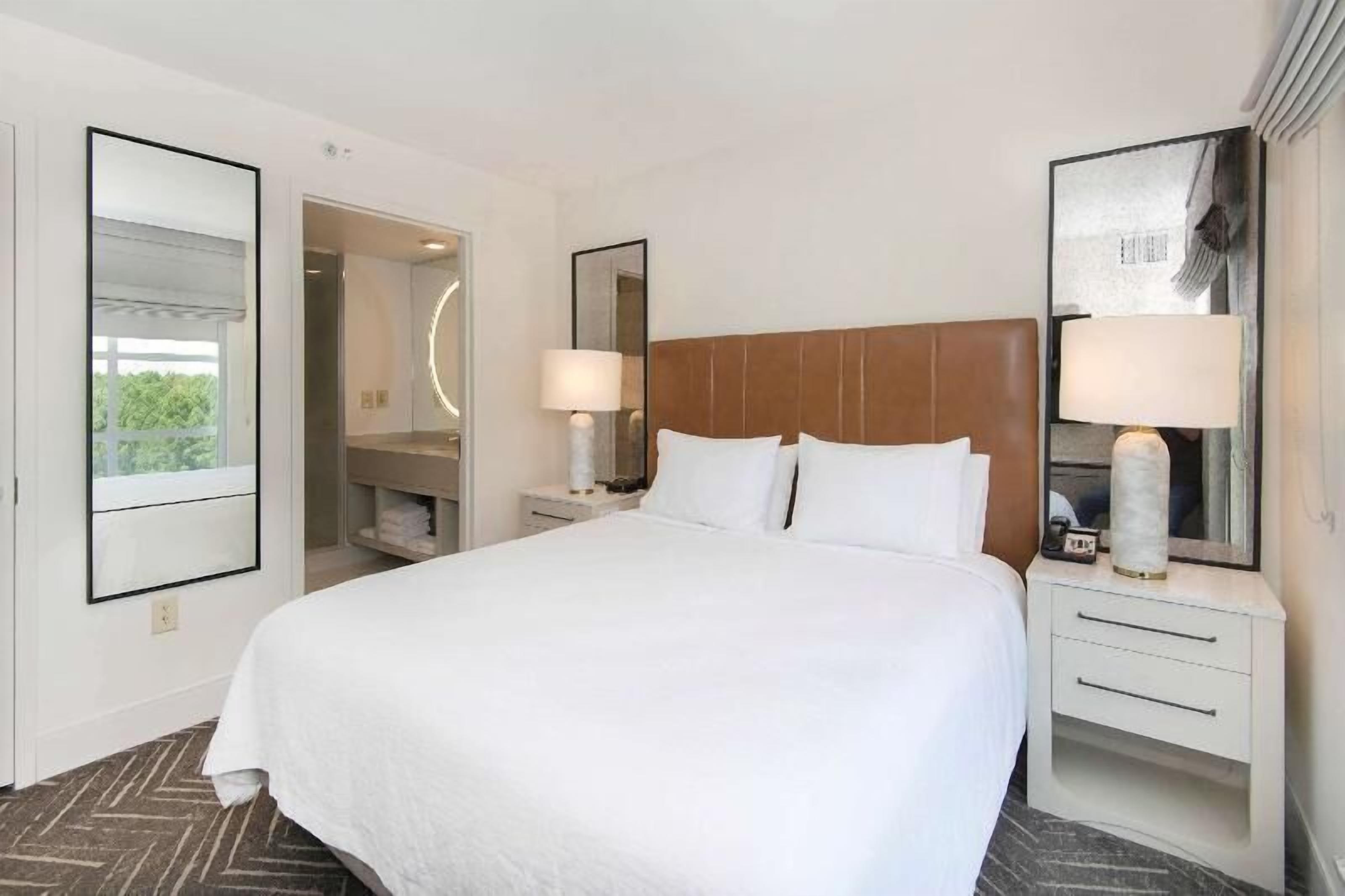 Hypo-allergenic bedding, in-room safe, desk, blackout curtains