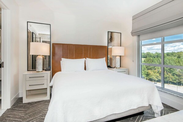 Hypo-allergenic bedding, in-room safe, desk, blackout curtains