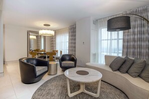 Presidential Suite, 1 King Bed, Bathtub | Living area