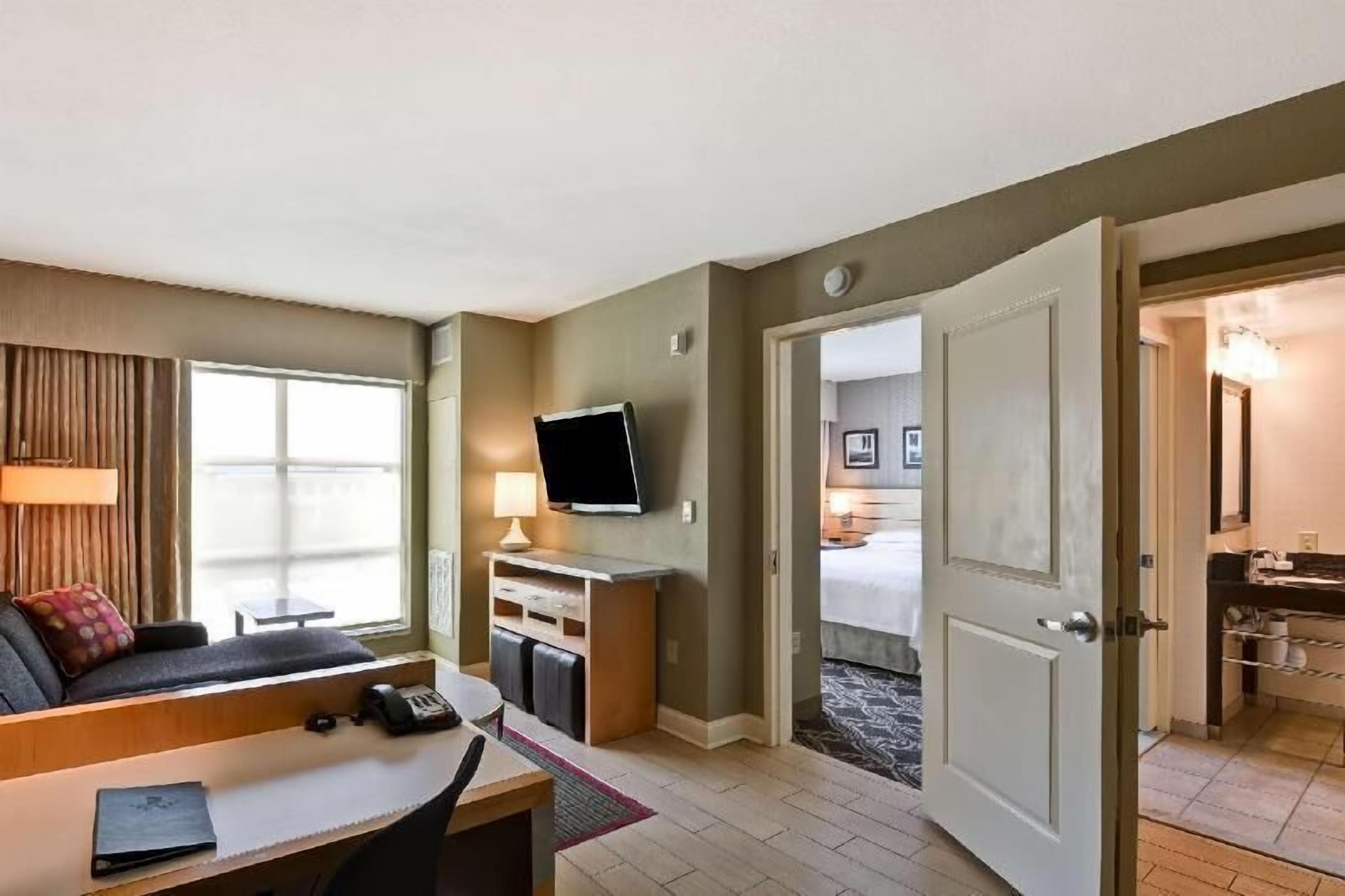 Hypo-allergenic bedding, in-room safe, desk, blackout curtains