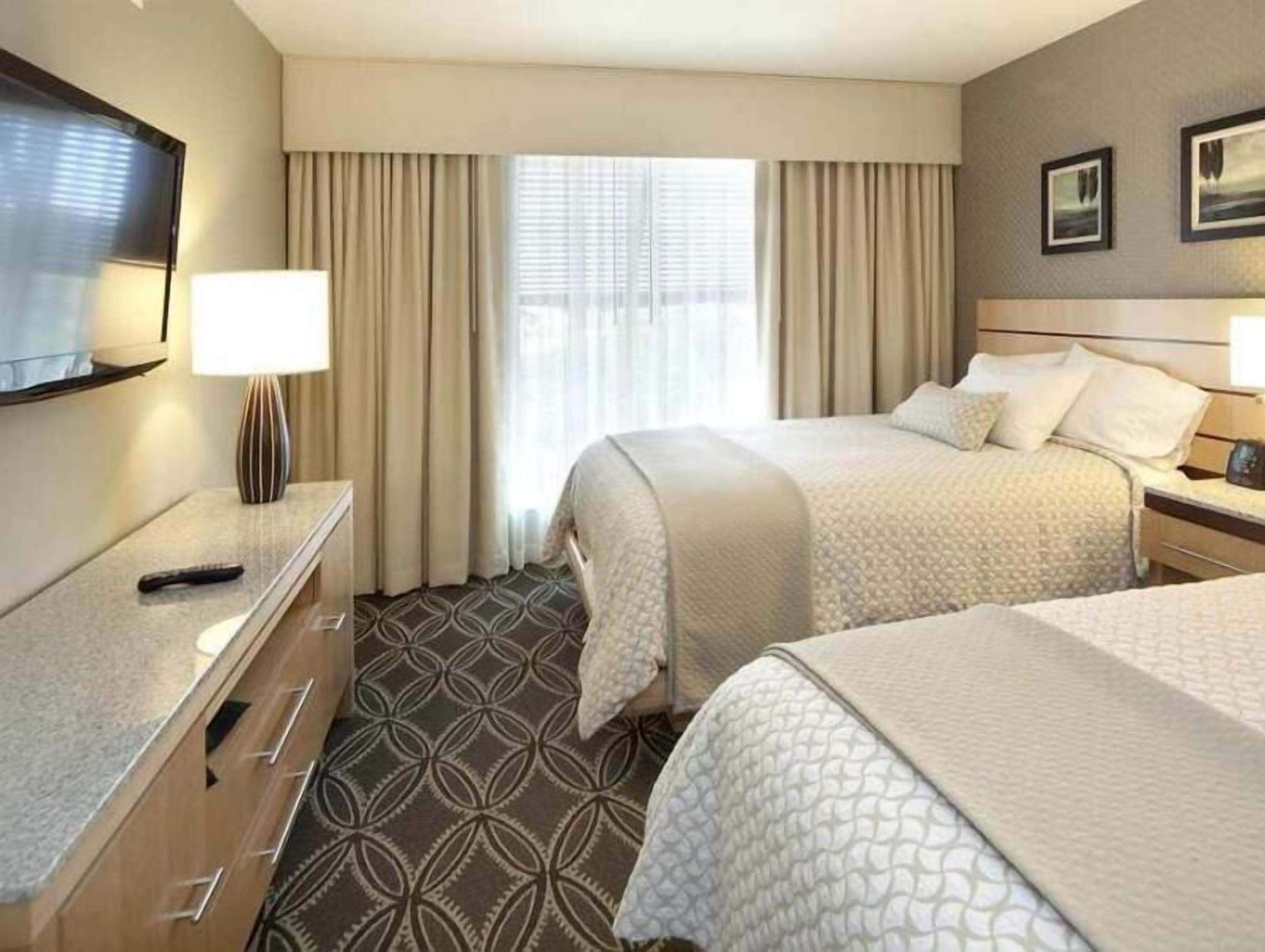 Hypo-allergenic bedding, in-room safe, desk, blackout curtains