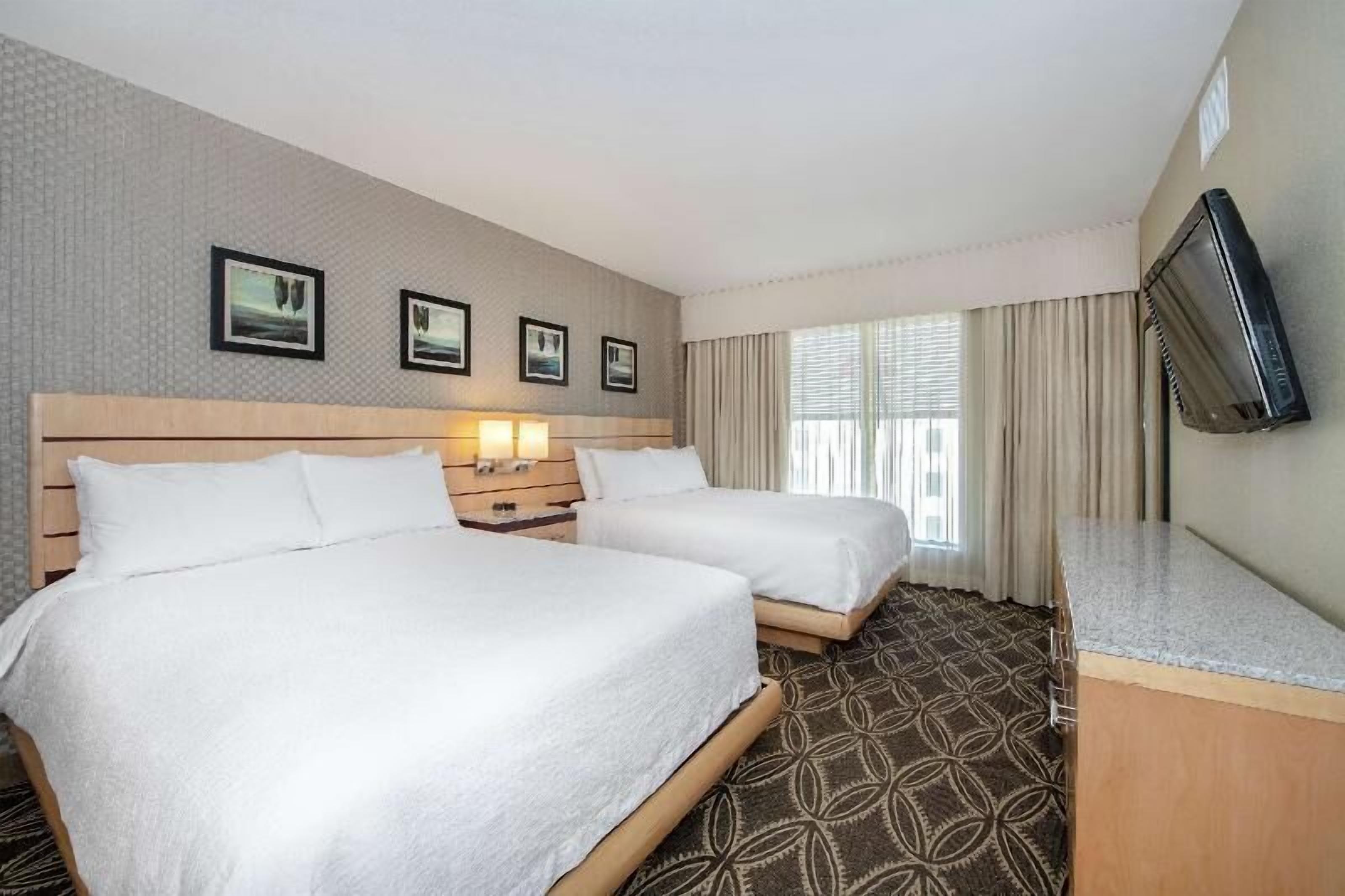 Hypo-allergenic bedding, in-room safe, desk, blackout curtains