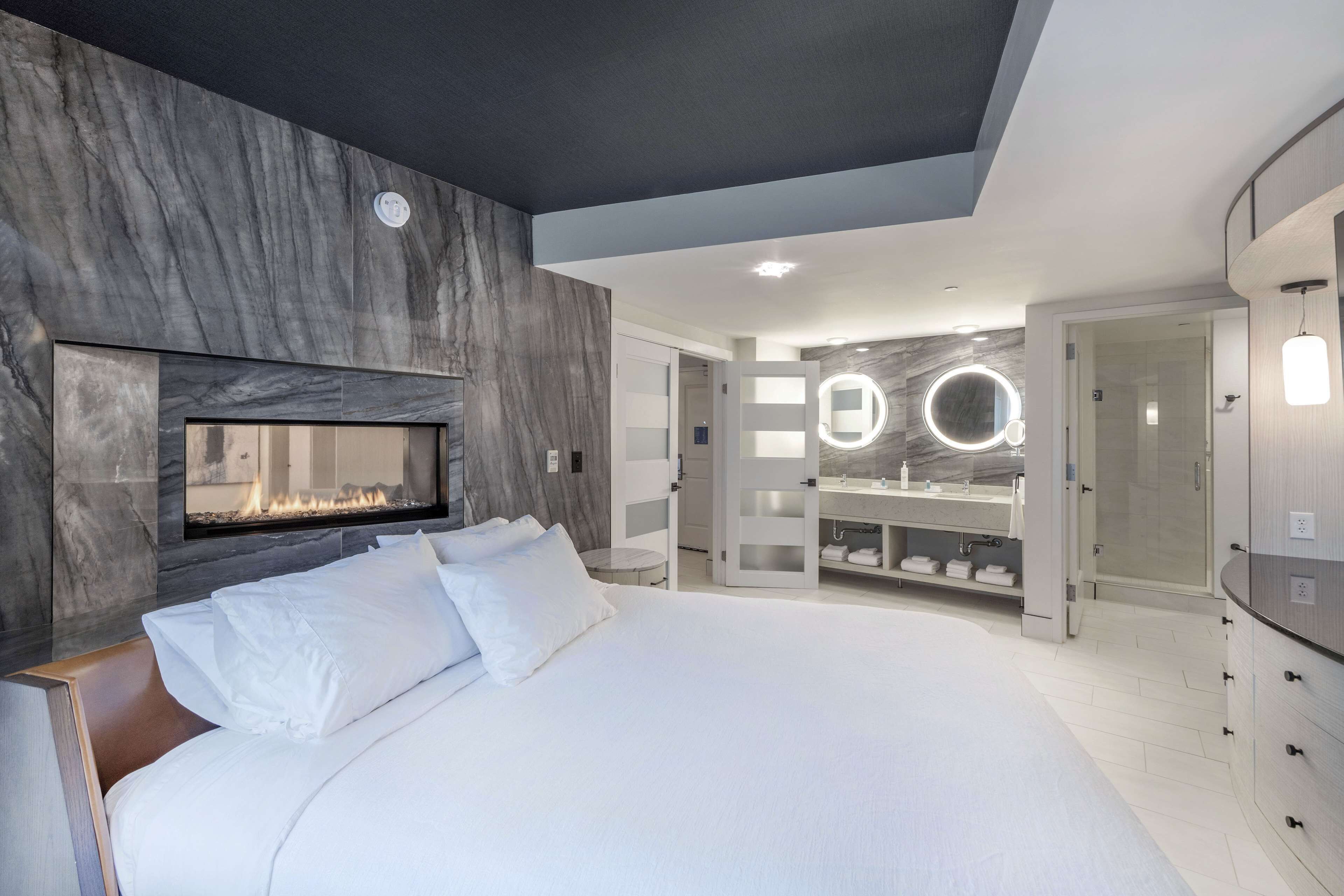 Ducha, artículos de tocador gratuitos, secador de pelo, toallas