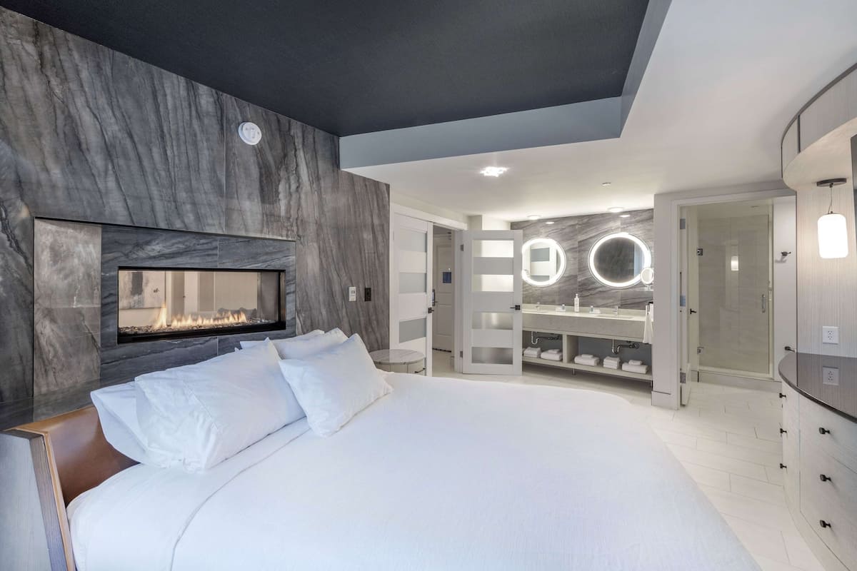 executive suite, 1 king bed | bathroom | shower, free toiletries, hair dryer, towels