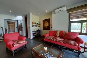 Casa Superior - Unique Comfort Villa | Living area | 30-inch flat-screen TV with satellite channels, TV - Finca Ogawa (Tunuyan)