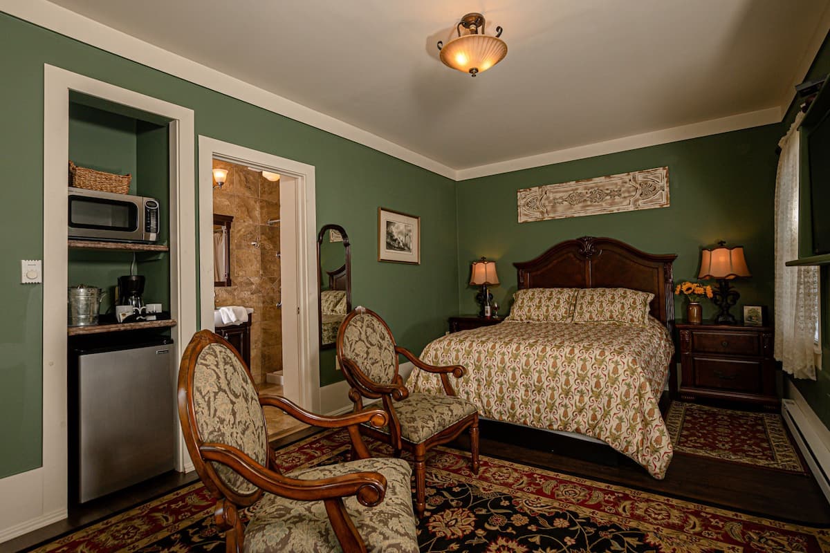 207, Private Bathroom | Individually decorated, individually furnished, iron/ironing board