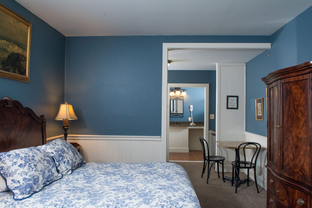 310, Barn, Private Bathroom | Individually decorated, individually furnished, iron/ironing board