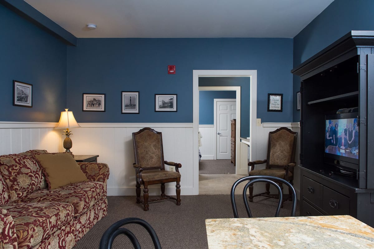308, Barn, Private Bathroom | Individually decorated, individually furnished, iron/ironing board