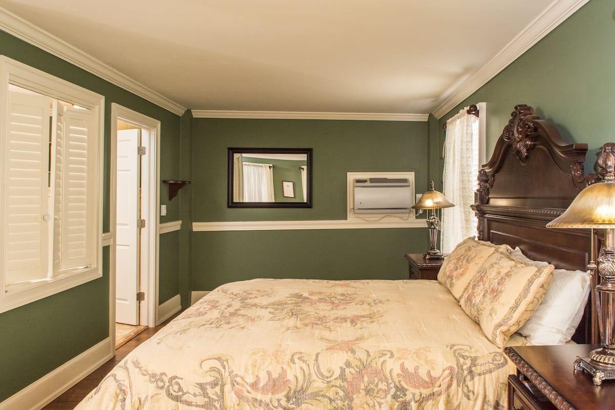 209, Private Bathroom | Individually decorated, individually furnished, iron/ironing board