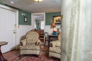 201 Johnson Suite, Private Bathroom | Individuelt dekorert, individuelt innredet og strykejern/-brett