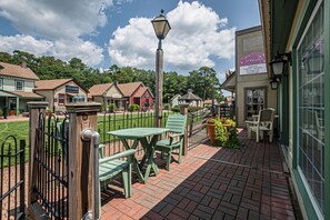 204, Village Room, Private Bathroom | Terrasse/patio