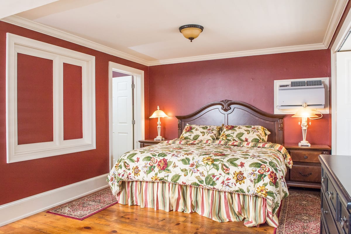 208, Private Bathroom | Individually decorated, individually furnished, iron/ironing board