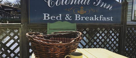 5 restaurants, breakfast served