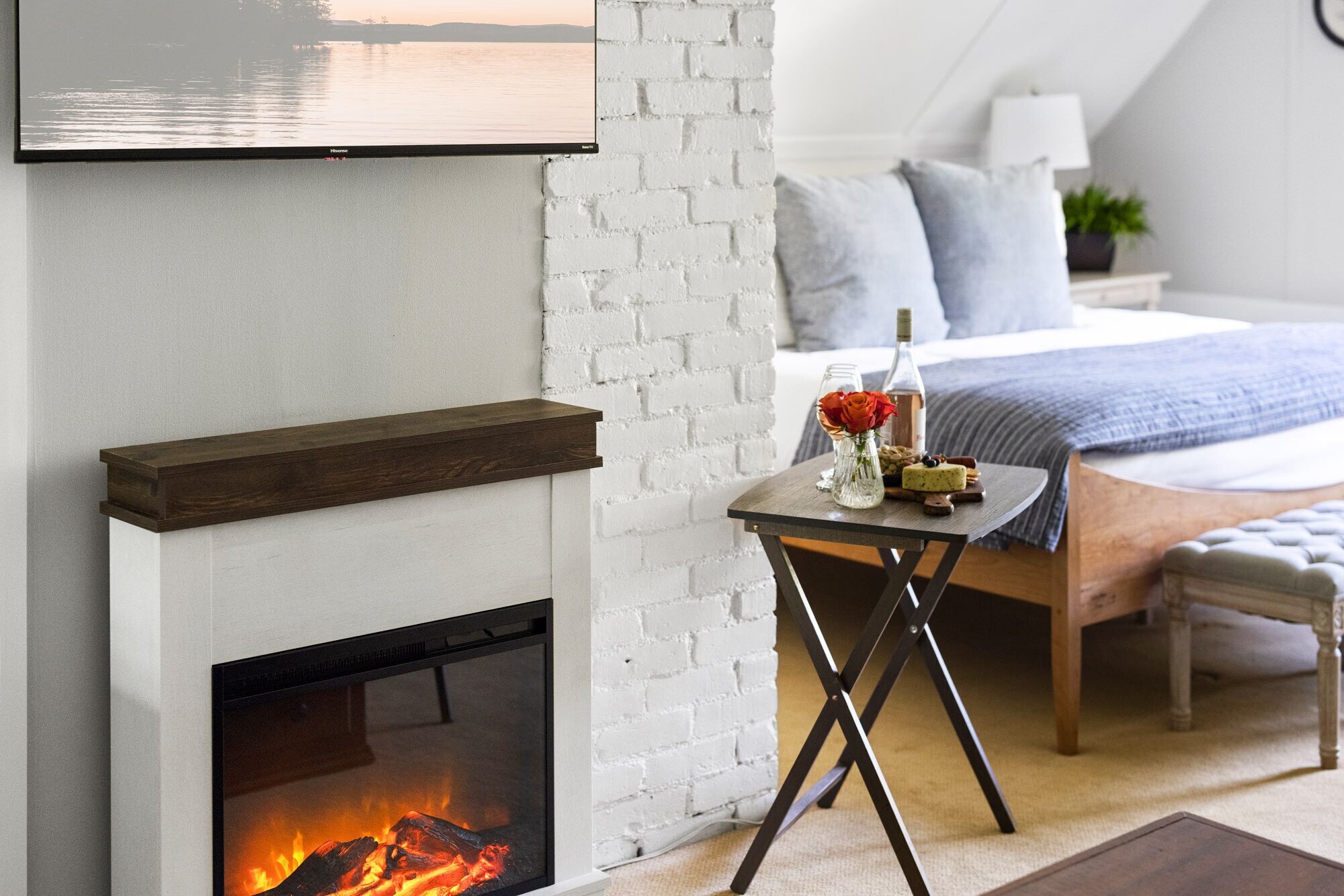 スタジオスイート | リビング エリア | 46 インチ のスマートテレビ (デジタル放送視聴可)、テレビ、ストリーミングサービス