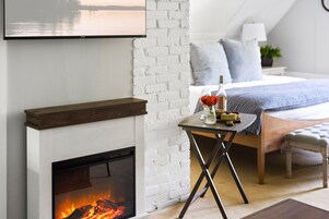 开间套房 | 起居区 | 46-英寸智能电视（配备数码频道）、电视、流媒体服务