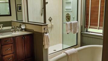 Balcony Suite | Bathroom | Hair dryer, bathrobes, towels, soap