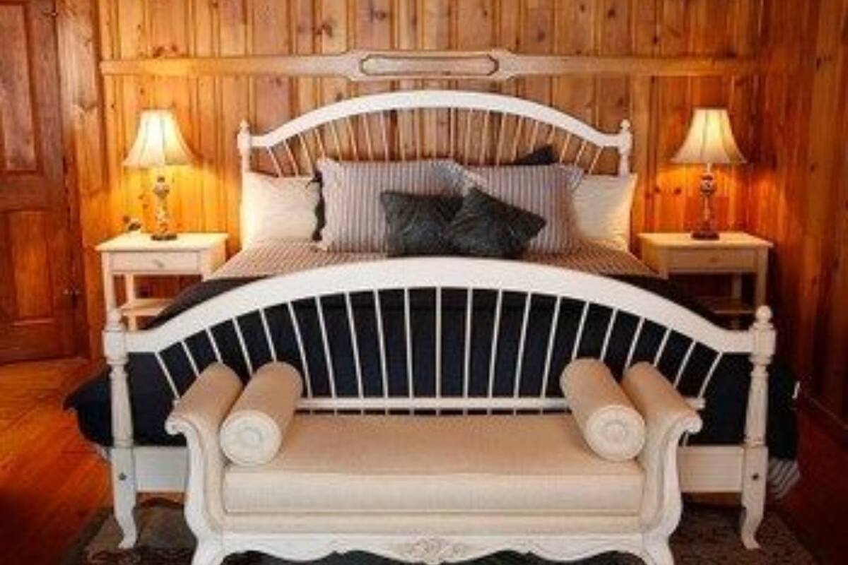 Premium bedding, desk, iron/ironing board, WiFi (free)
