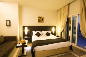 Een minibar, een kluis op de kamer, een bureau, gratis wifi