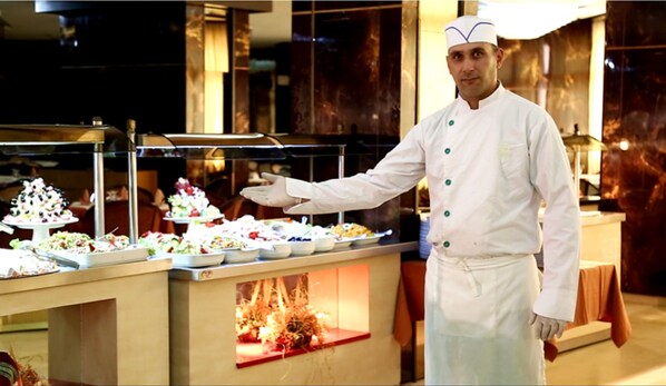 3 restaurantes, se sirve desayuno 