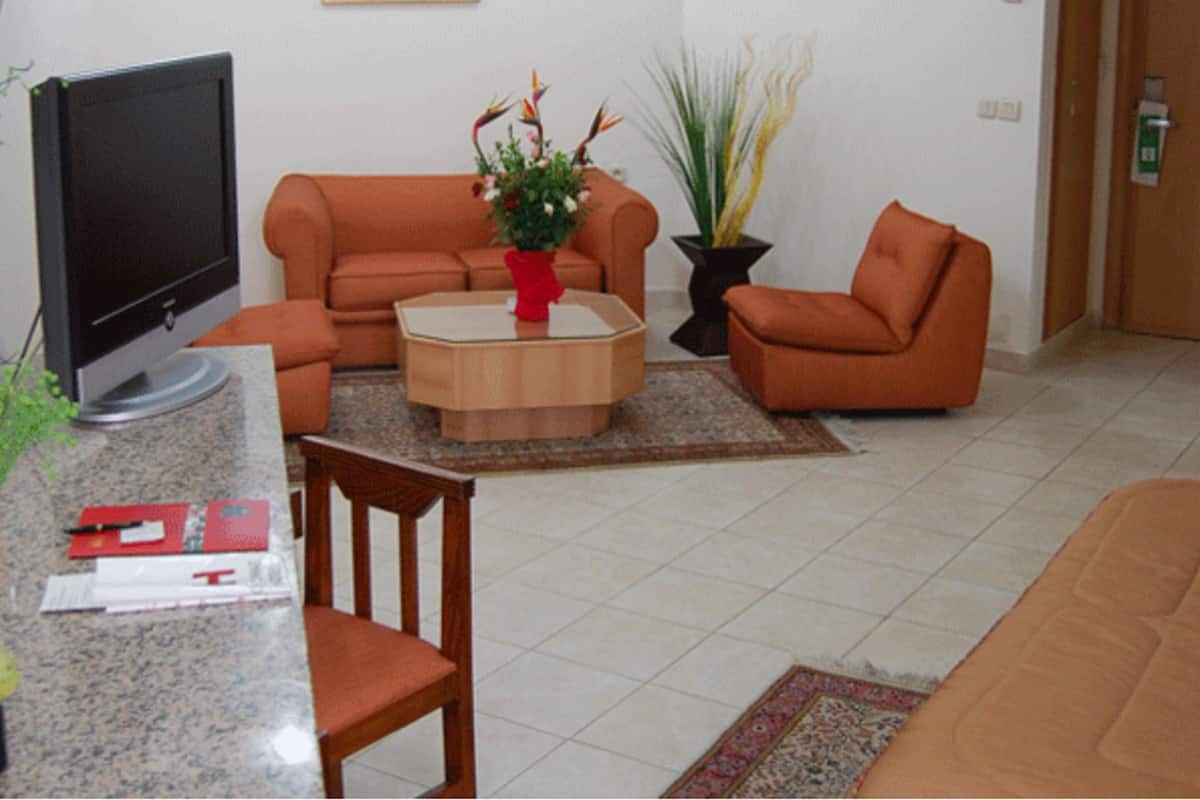 Minibar, blackout drapes, free cribs/infant beds, free rollaway beds