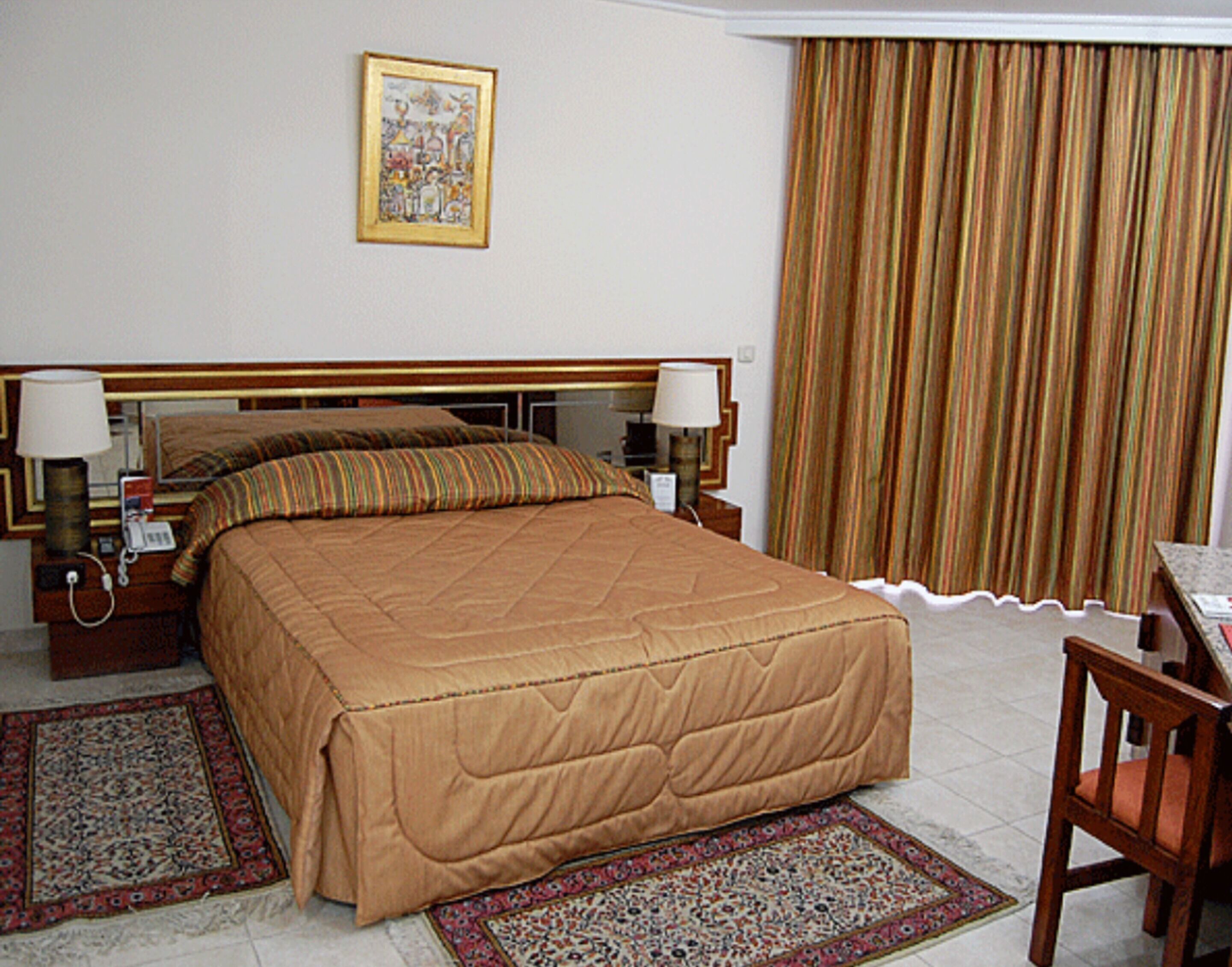 Minibar, cortinas opacas, cunas gratuitas y camas supletorias gratuitas