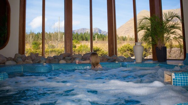 A hot tub with a view of mountains and a desert landscape. - Delphi Resort (Leenane)