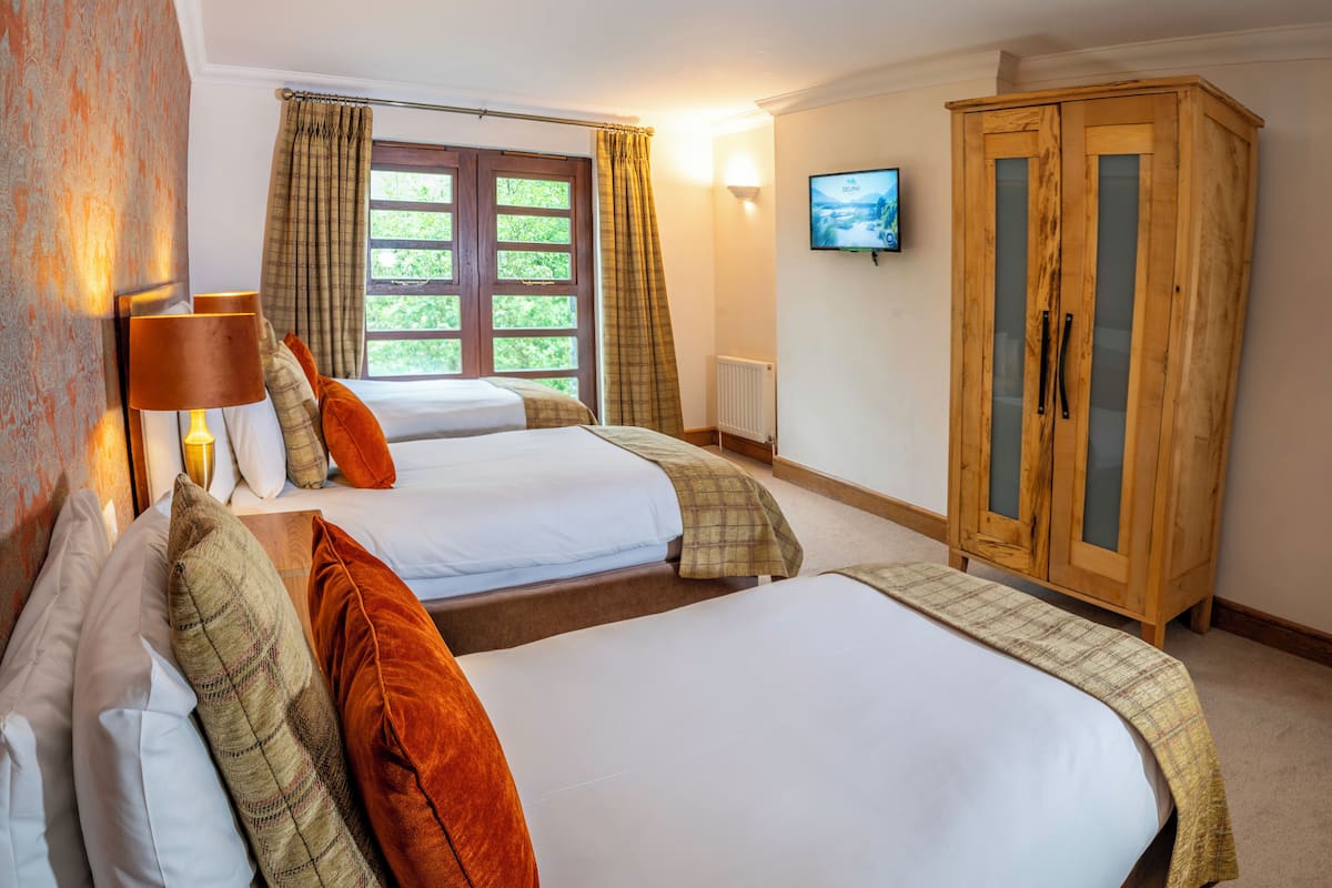 2 bedroom suite | 1 bedroom, premium bedding, desk, iron/ironing board