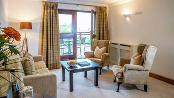 Suite | Premium bedding, desk, iron/ironing board, free WiFi