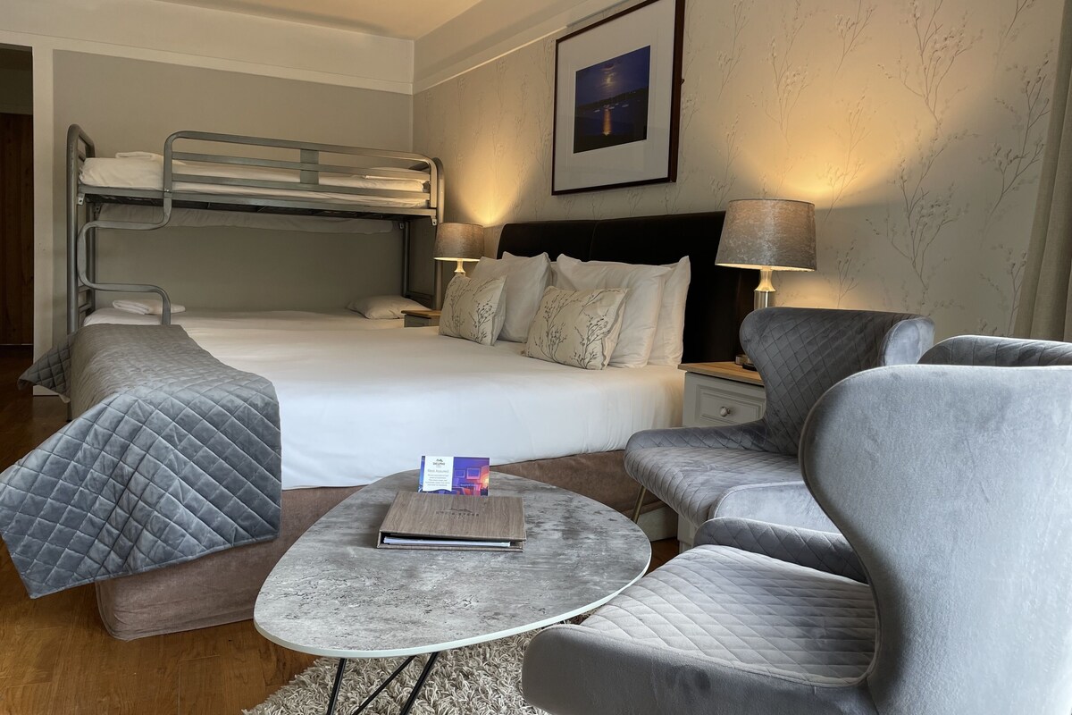 Premium bedding, desk, iron/ironing board, WiFi (free)