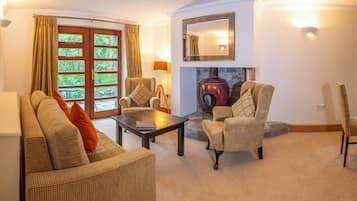 2 Bedroom Suite | Premium bedding, desk, iron/ironing board, free WiFi