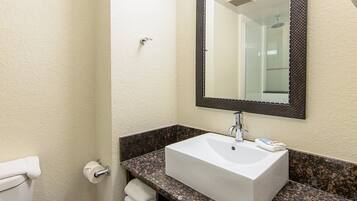 Ilmaiset hygieniatuotteet, hiustenkuivaaja, pyyhkeet