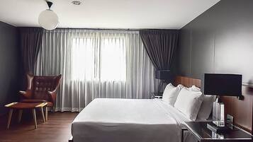 Minibar, in-room safe, desk, iron/ironing board