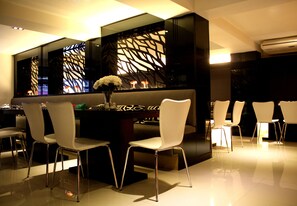 Breakfast, lunch and dinner served - Hotel Vista Express (Bangkok)