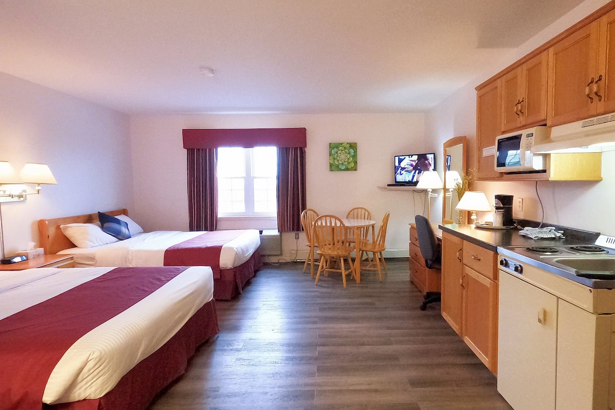 Room Two queen beds with kitchenette | Escritorio, tabla de planchar con plancha, wifi gratis y ropa de cama