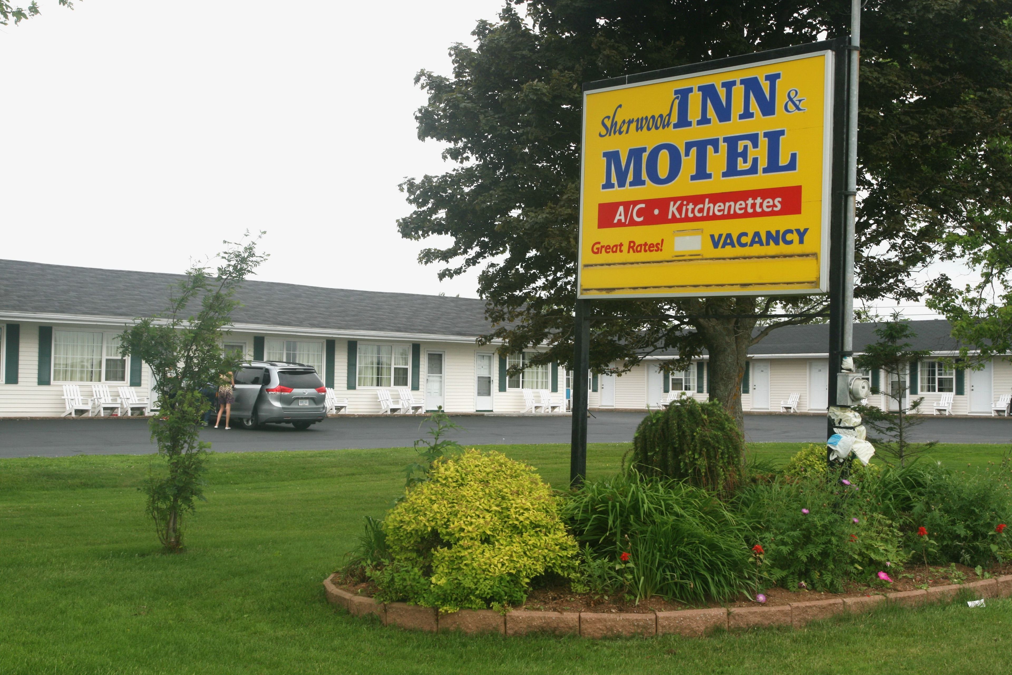 A Sherwood Inn & Motel sign with an A/C and kitchenette option, indicating a vacancy.