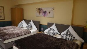 Escritorio, tabla de planchar con plancha, cunas y camas extra 