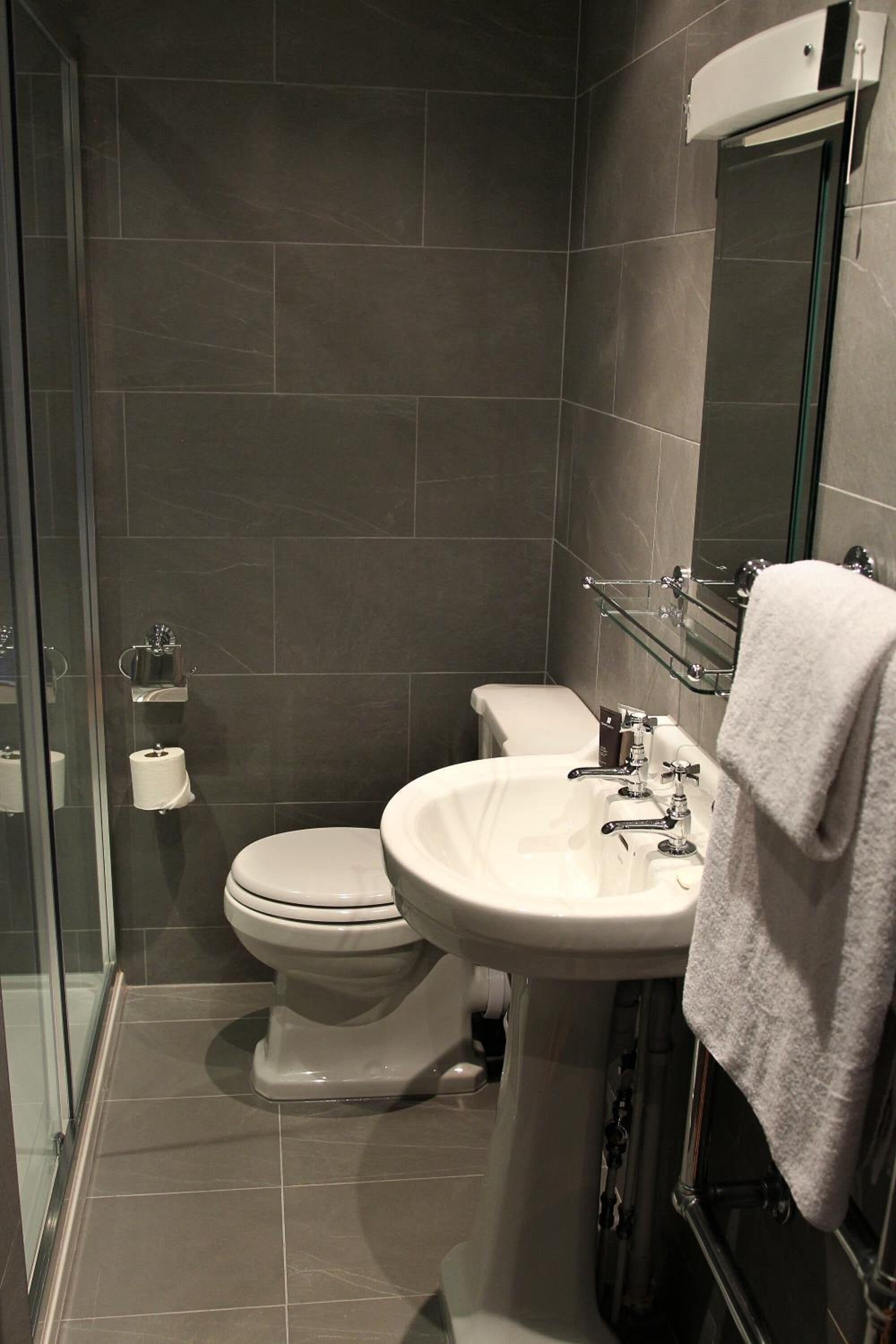 Comfort Double Room | Bathroom | Free toiletries, hair dryer, towels, soap