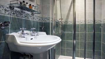 Amenidades de baño gratuitas, secadora de cabello, toallas