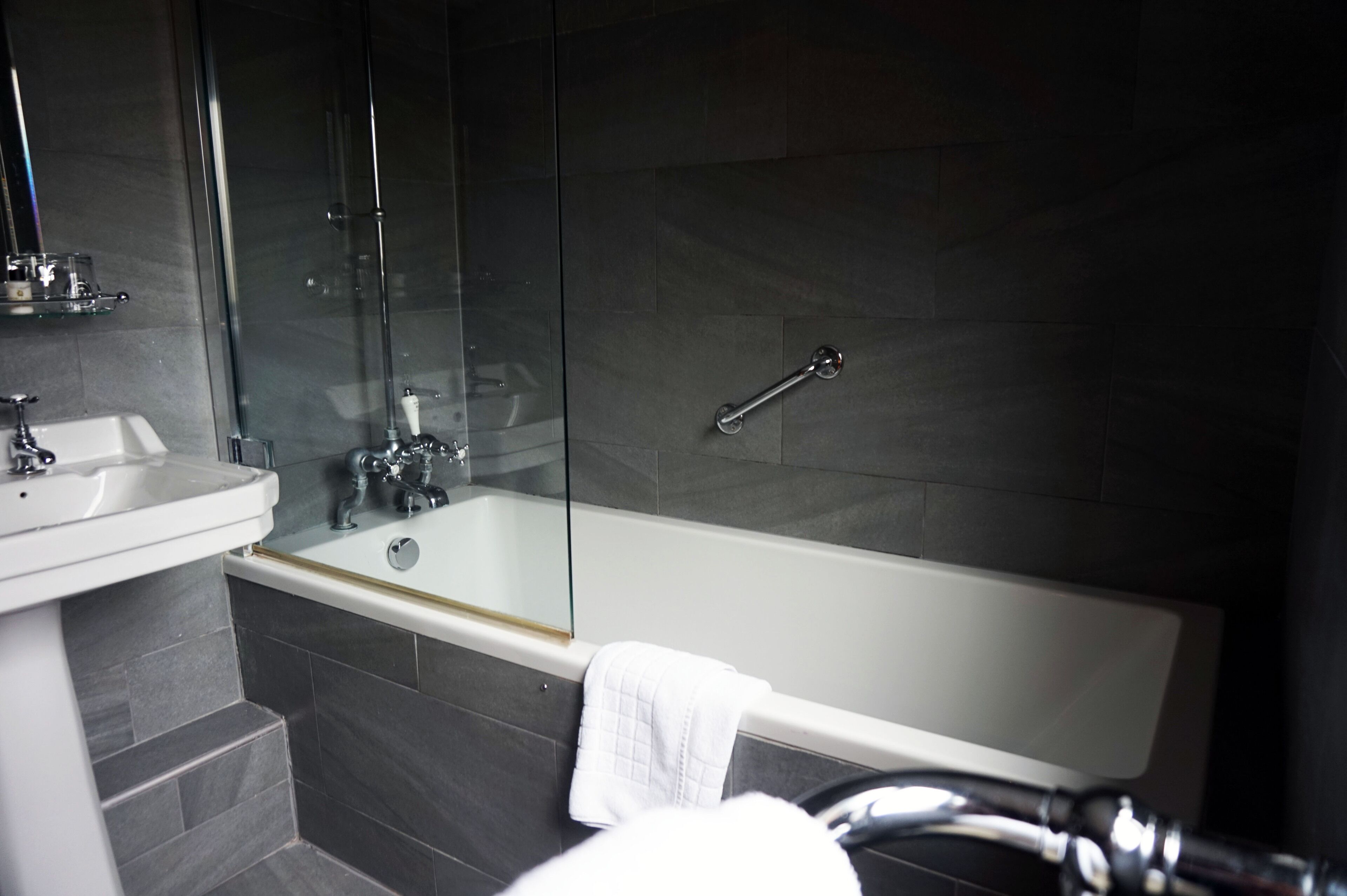Familienzimmer | Badezimmer | Kostenlose Toilettenartikel, Haartrockner, Handtücher
