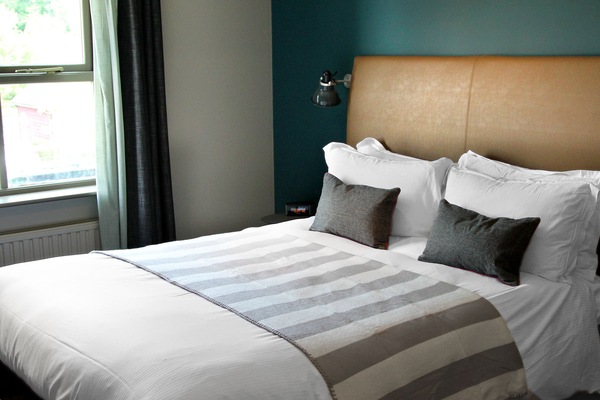 Meja kerja, setrika/meja setrika, Wi-Fi gratis, dan seprai linen