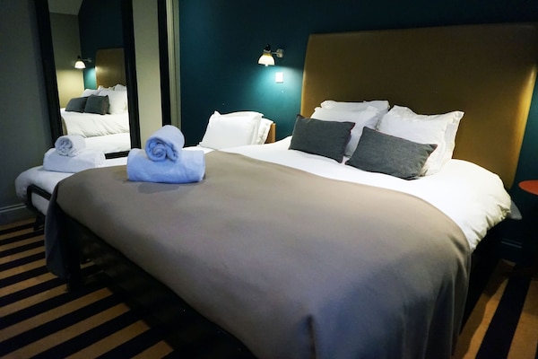 Family Room | Desk, iron/ironing board, free WiFi, bed sheets